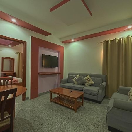 Platinium Hotel Apartments Seeb Bagian luar foto